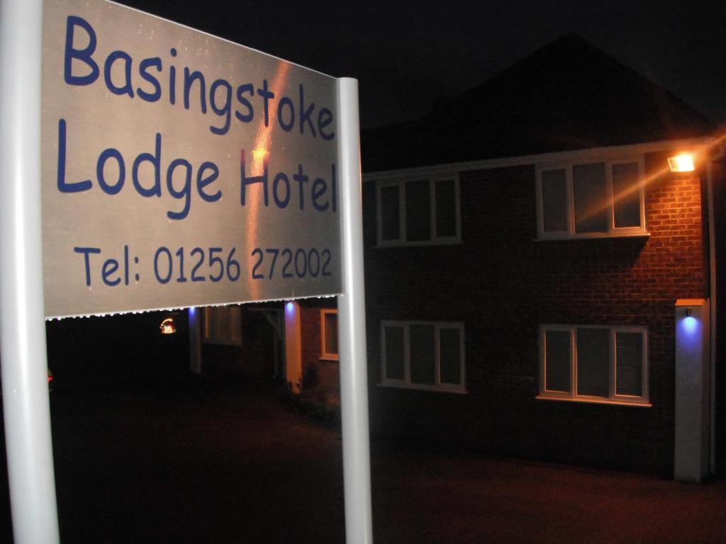 Basingstoke Lodge Bagian luar foto